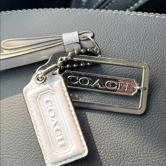 COACH Silver Key and white chain/hang tags - Picture 2 of 3